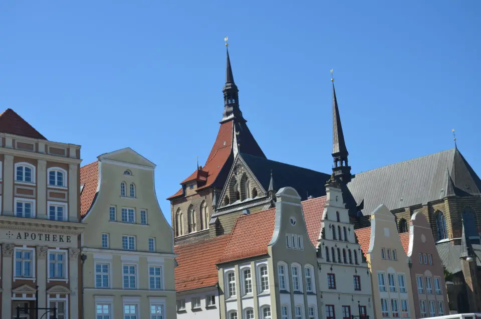Bei deinem Rostock Sehenswürdigkeiten Rundgang solltest du natürlich auch den Neuen Markt mit dem Rathaus ansteuern.