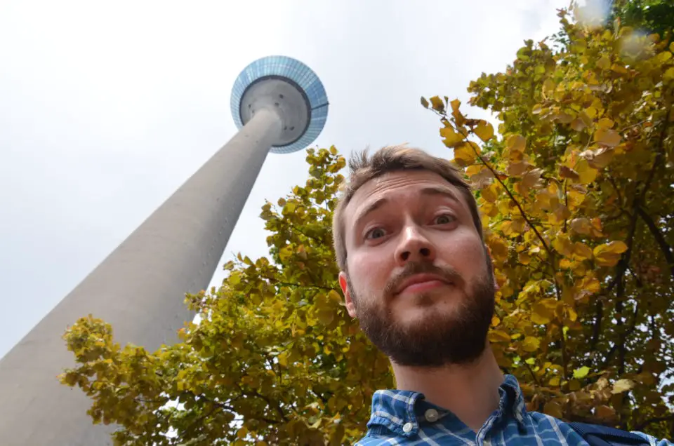 Natürlich keiner der Düsseldorf Insider Tipps ist der Rheinturm, unter dem ich mich hier befinde.
