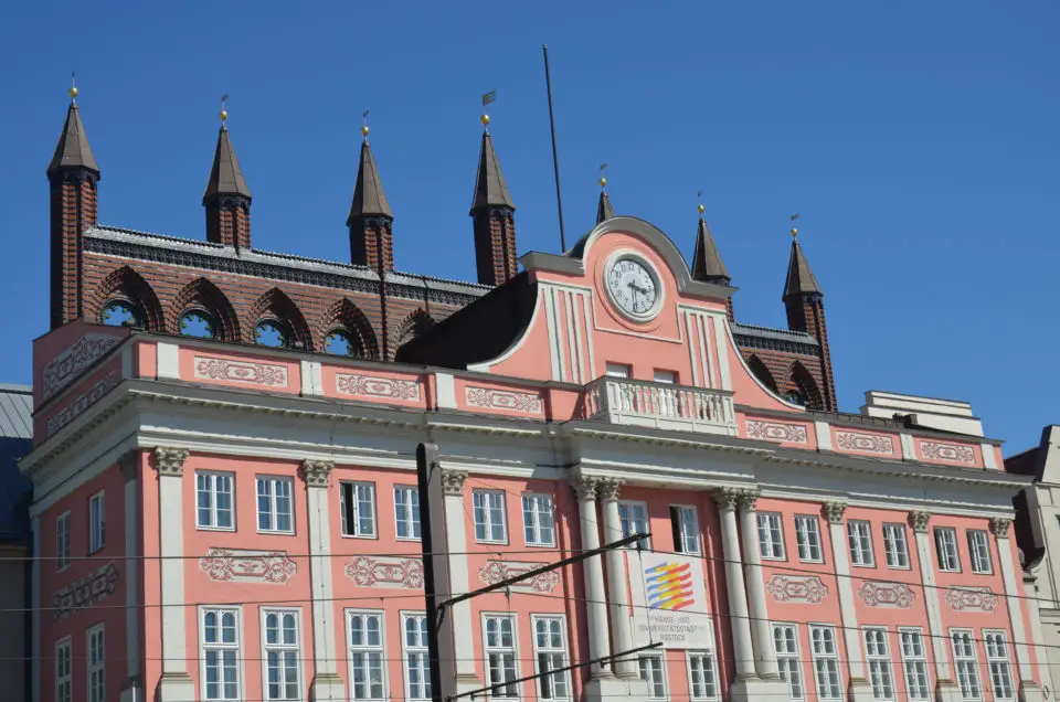 Ein Rostock Sehenswürdigkeiten Rundgang wäre unvollständig, würdest du nicht einen Blick auf das einzigartige Rathaus werfen.