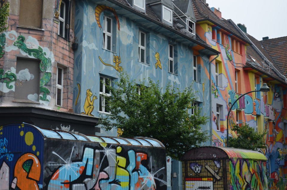 Einer der überraschendsten Düsseldorf Geheimtipps ist die mit Street Art überhäufte Kiefernstraße.