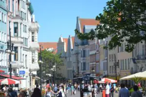 Der hier beschriebene Rostock Sehenswürdigkeiten Rundgang mit Rostock Tipps wird dich auch am Universitätsplatz und der Kröpeliner Straße vorbeiführen.
