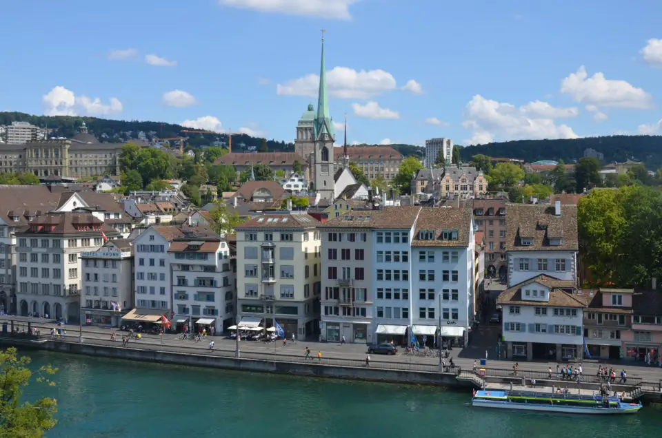 Vielleicht noch gerade so einer der Zürich Insider Tipps ist der Lindenhof mit seiner schönen Aussicht auf das Grossmünster.