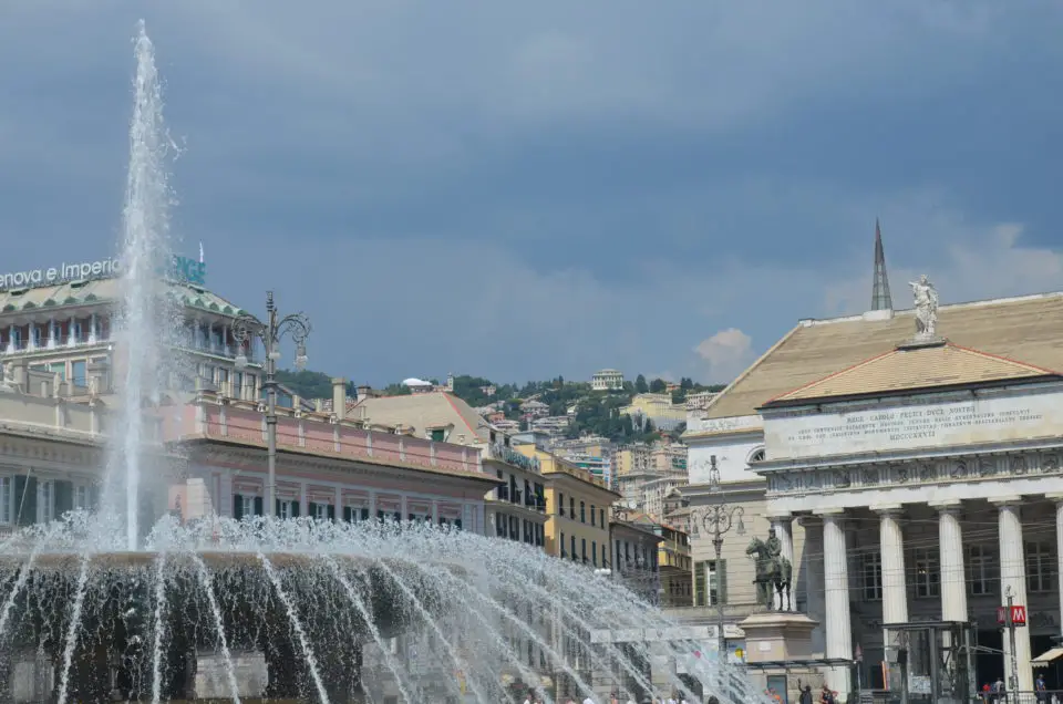Genua Tipps zu den Sehenswürdigkeiten wären unvollständig ohne einen Hinweis auf den Brunnen an der Piazza de Ferrari.