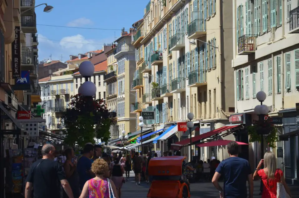 Früh im Nizza Sehenswürdigkeiten Rundgang stößt du auf die Einkaufsmeile Rue de la Liberté.