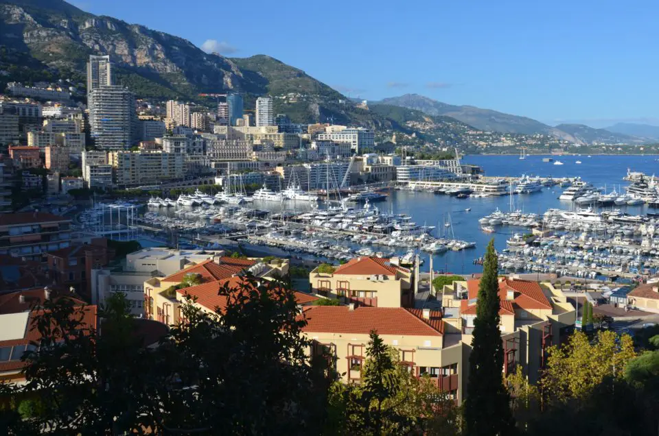 Monaco Tipps: Wenn du die Monaco Sehenswürdigkeiten auf eigene Faust erkundest, dann darf dieser Ausblick vom Fürstenfelsen nicht fehlen.