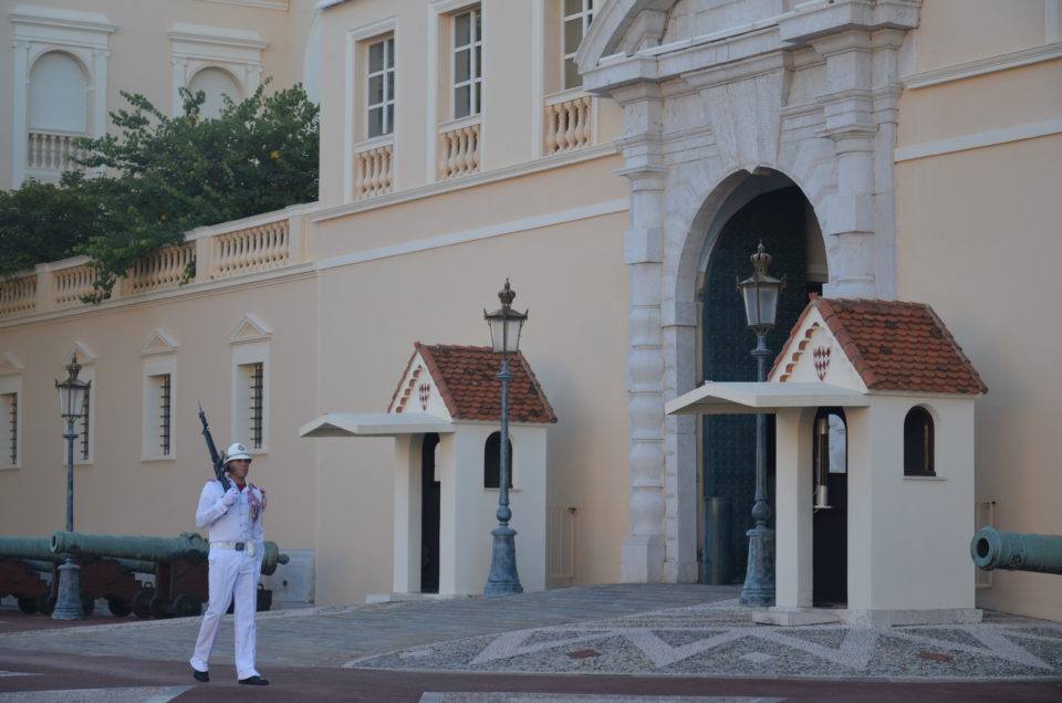 Einer der Monaco Tipps ist der Wachwechsel, der täglich um 11:55 Uhr am Fürstenpalast stattfindet.