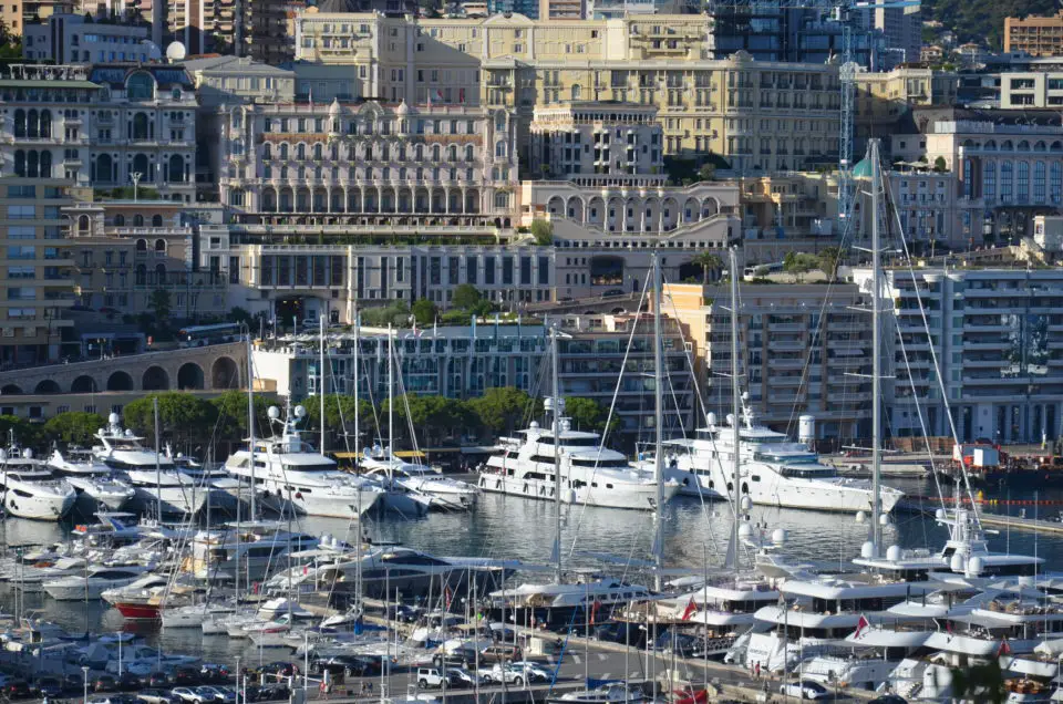 Zu den Monaco Sehenswürdigkeiten gehört natürlich auch der Yachthafen Port Hercule.