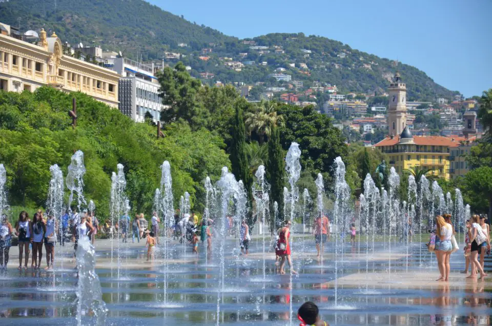 Zu meinen Nizza Tipps im Sommer gehört die Erfrischung in den Wasserfontänen an der Promenade du Paillon.