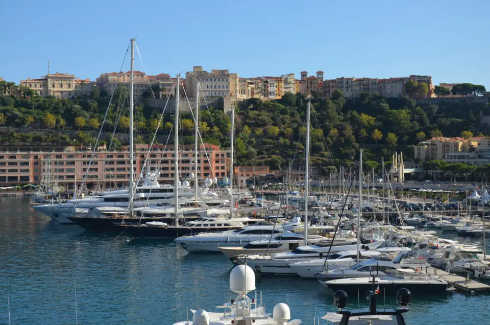 Eine der spannendsten Monaco Sehenswürdigkeiten ist sicher der Port Hercule mit seinen dutzenden Yachten.
