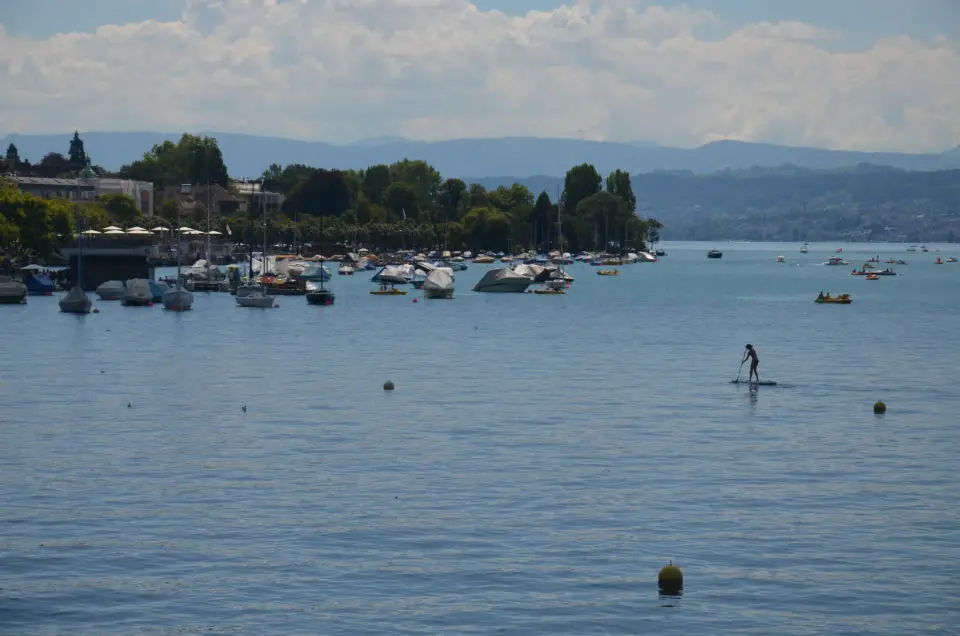 Zu den Zürich Geheimtipps könnte sicher auch das Stand-up-Paddeln auf dem Zürichsee gezählt werden.