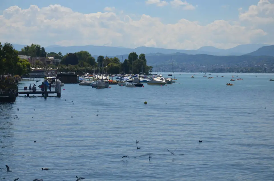 Beim Erkunden der Zürich Sehenswürdigkeiten an einem Tag gehört der Zürichsee mit ins Programm.