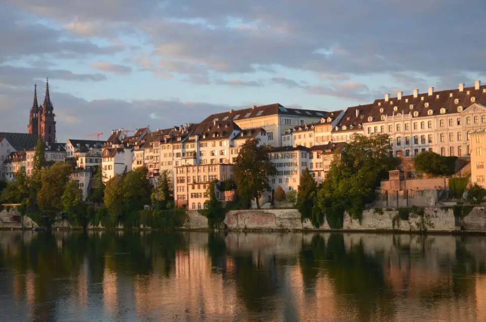 Einer der besten Basel Tipps ist der Ausblick von der Mittleren Brücke beim Sonnenaufgang.