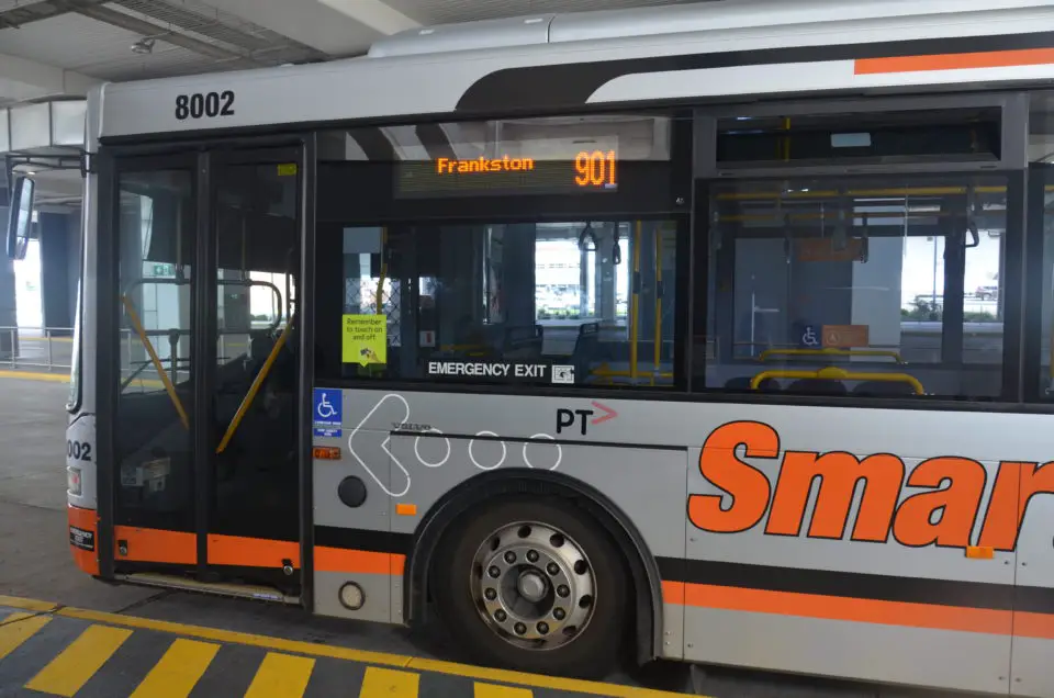 In meinen Melbourne Tipps stelle ich dir auch den günstigen Bus 901 für den Flughafentransfer vor.