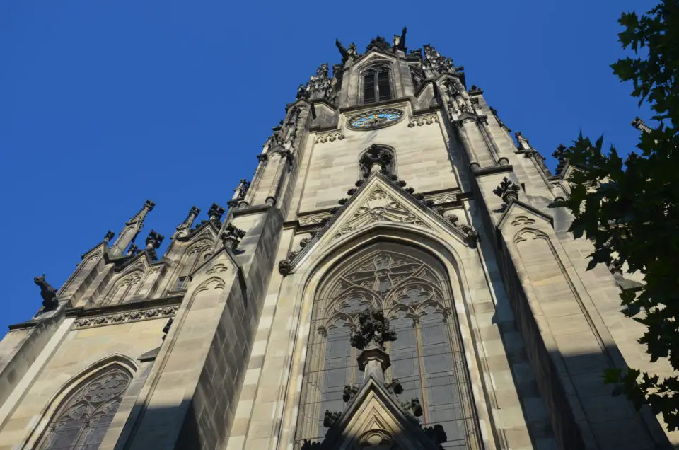 Bei deinem Basel Sehenswürdigkeiten Rundgang ist auch die Elisabethenkirche definitiv einen Blick wert.