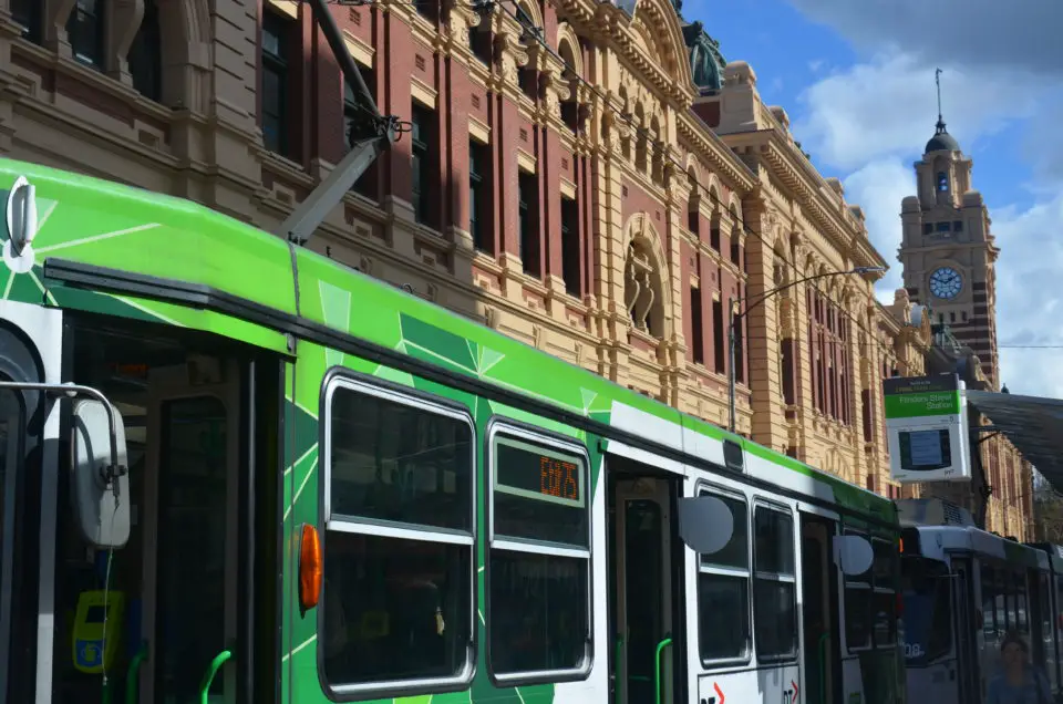 Zu den Melbourne Reisetipps gehört der Hinweis, dass Trams wie hier an der Flinders Street Station das Verkehrsmittel Nr. 1 in Melbourne sind.