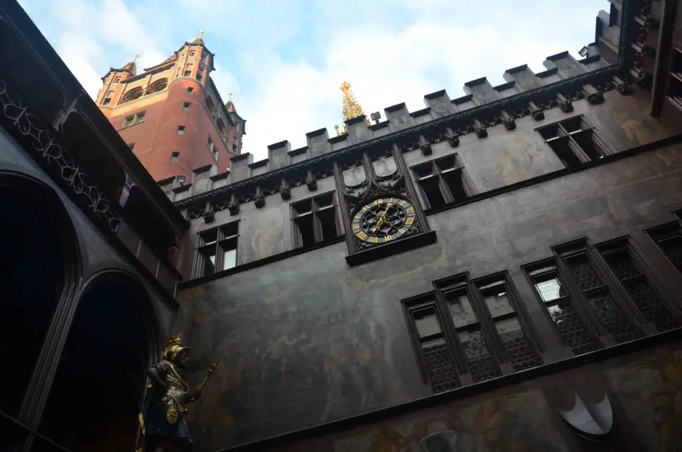 Einer meiner Basel Tipps ist es, unbedingt einen Blick in den reich verzierten Innenhof des Basler Rathauses zu werfen.