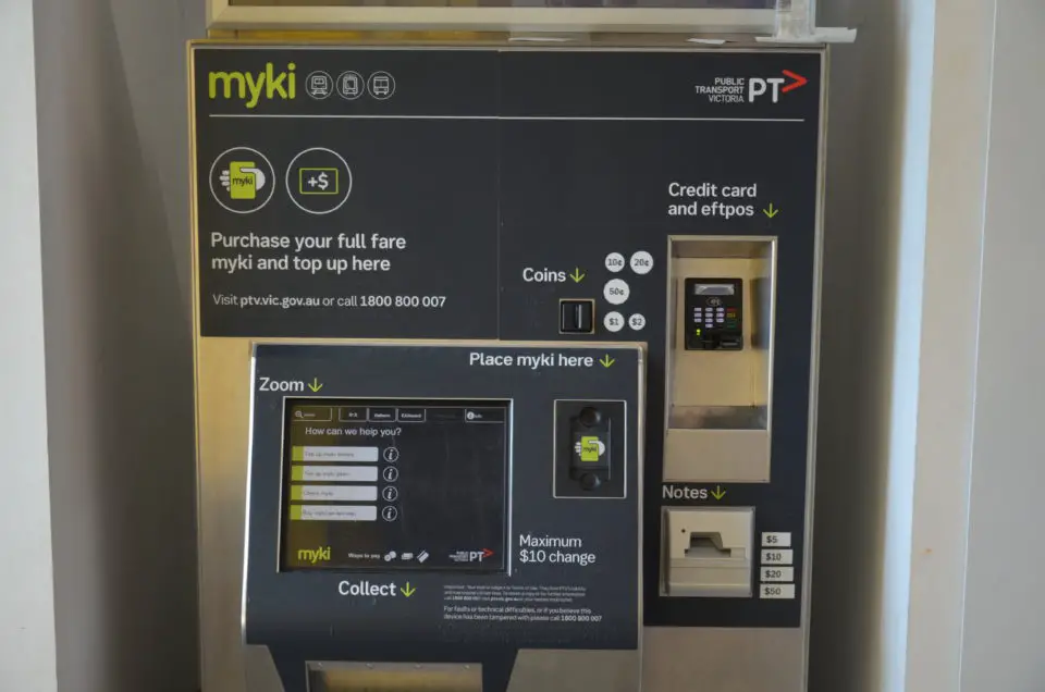 Einer der wichtigsten Melbourne Tipps ist, dass du dir für die Nutzung erst eine Myki kaufen musst - z. B. an einem solchen Automaten.