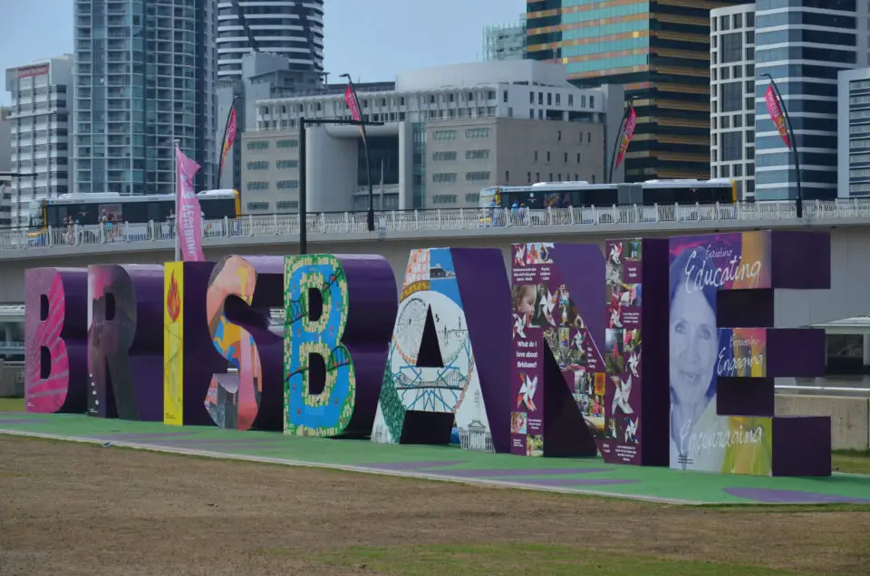 Zu meinen Brisbane Reisetipps gehören Hinweise zum Standort der Buchstaben auf dem Foto, zum Nahverkehr, günstigen Unterkünften etc.