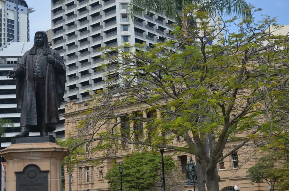 Da diese Statue im CBD nicht wirklich den Weg weist, nenne ich dir in meinen Brisbane Reisetipps einige gute Reiseführer.