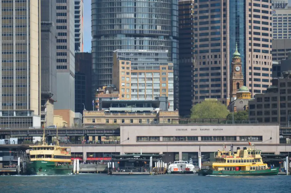 Zu den Sydney Reisetipps gehört auch der Tipp, dass die gelb-grünen Fähren zu den öffentlichen Verkehrsmitteln zählen.