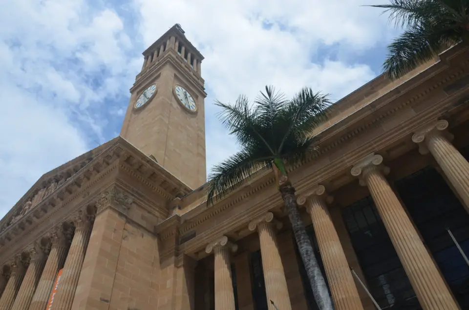 Eine der wichtigsten Brisbane Sehenswürdigkeiten ist die City Hall am King George Square.