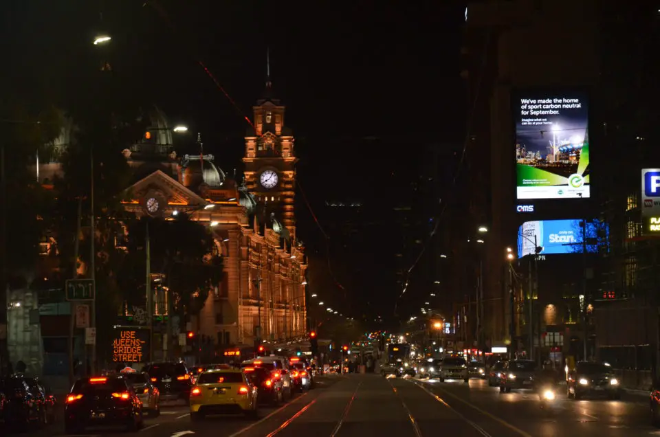 Einige der Melbourne Sehenswürdigkeiten befinden sich an der hier nächtlich beleuchteten Flinders Street.