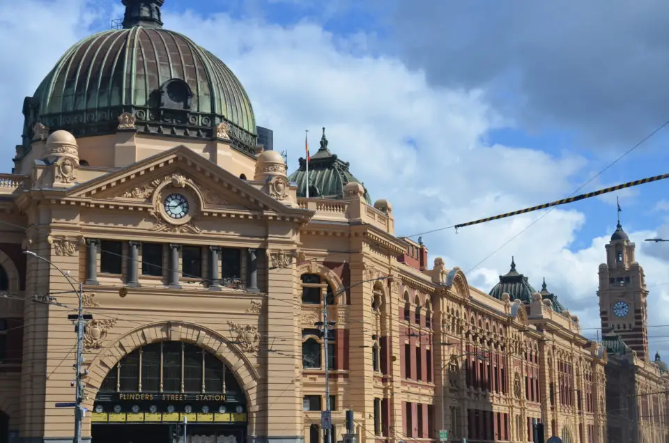 Zu den Melbourne Sehenswürdigkeiten zählt als eines der Wahrzeichen der Stadt natürlich auch die Flinders Street Station.