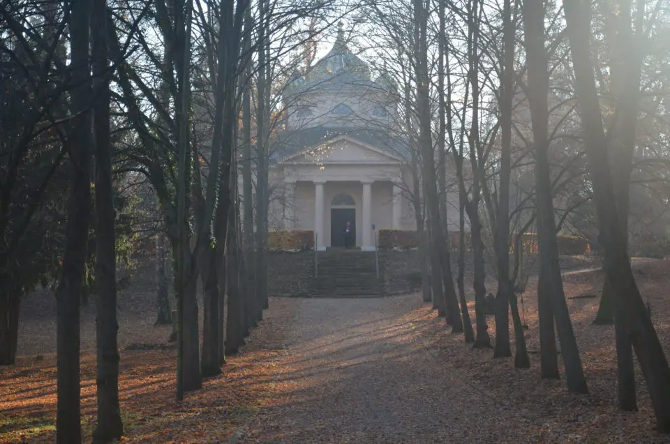 In deinen Weimar Sehenswürdigkeiten Rundgang solltest du unbedingt den Historischen Friedhof mit der Fürstengruft integrieren.