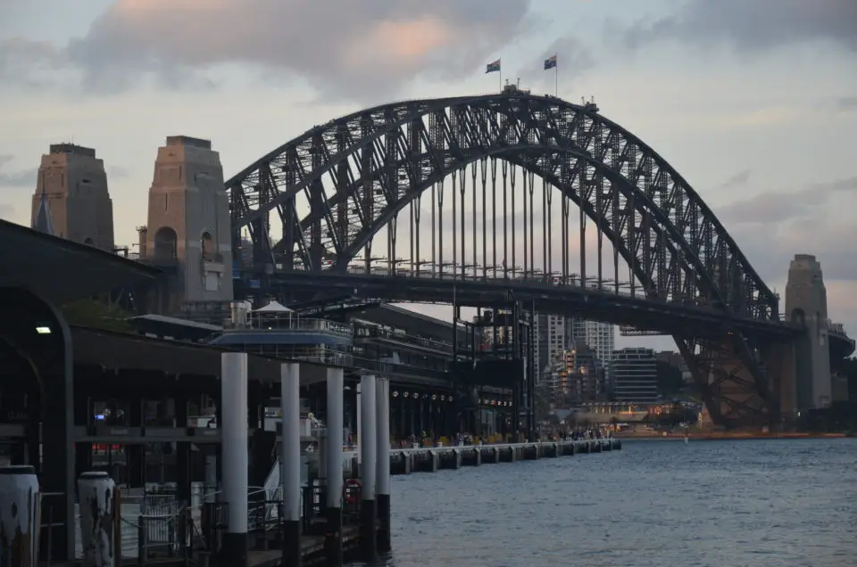 In meinen Sydney Reisetipps beschreibe ich dir, wie du vom Flughafen ins CBD und damit zur Harbour Bridge gelangst.