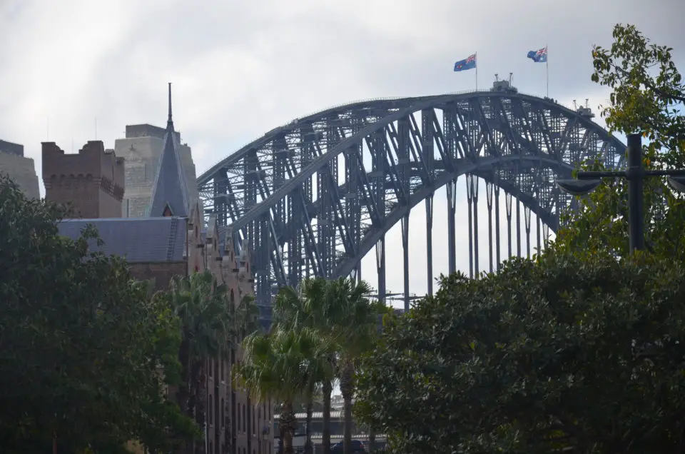 Unter den Sydney Sehenswürdigkeiten zählt die Harbour Bridge zu den weltweit bekanntesten.