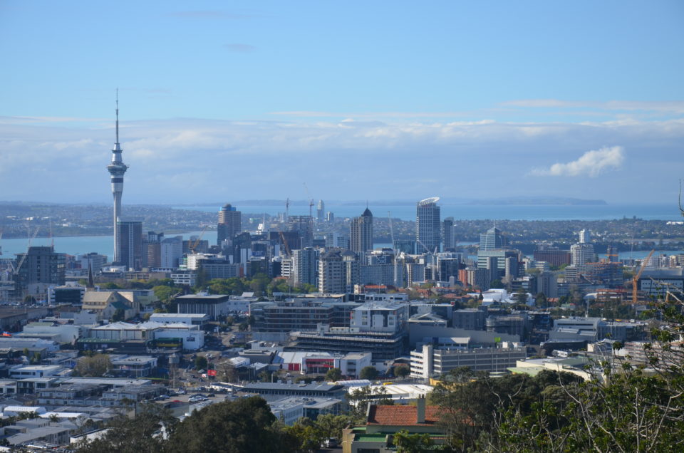 In meinen Auckland Reisetipps nenne ich dir auch die Sehenswürdigkeiten wie den Ausblick vom Mount Eden.