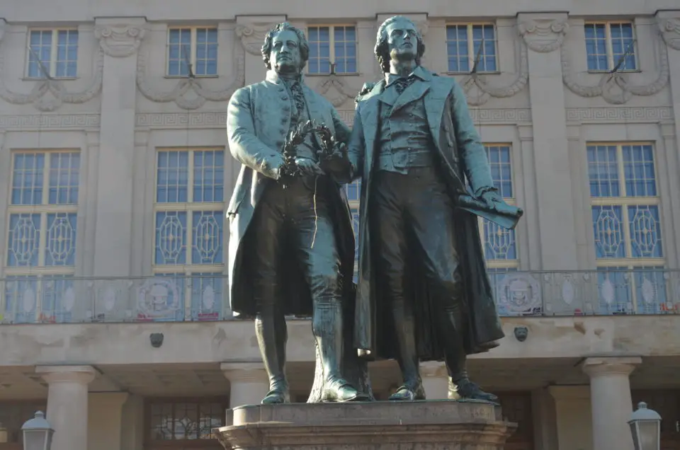 Bei einem Weimar Sehenswürdigkeiten Rundgang solltest du natürlich auch das bekannte Goethe-Schiller-Denkmal ansteuern.