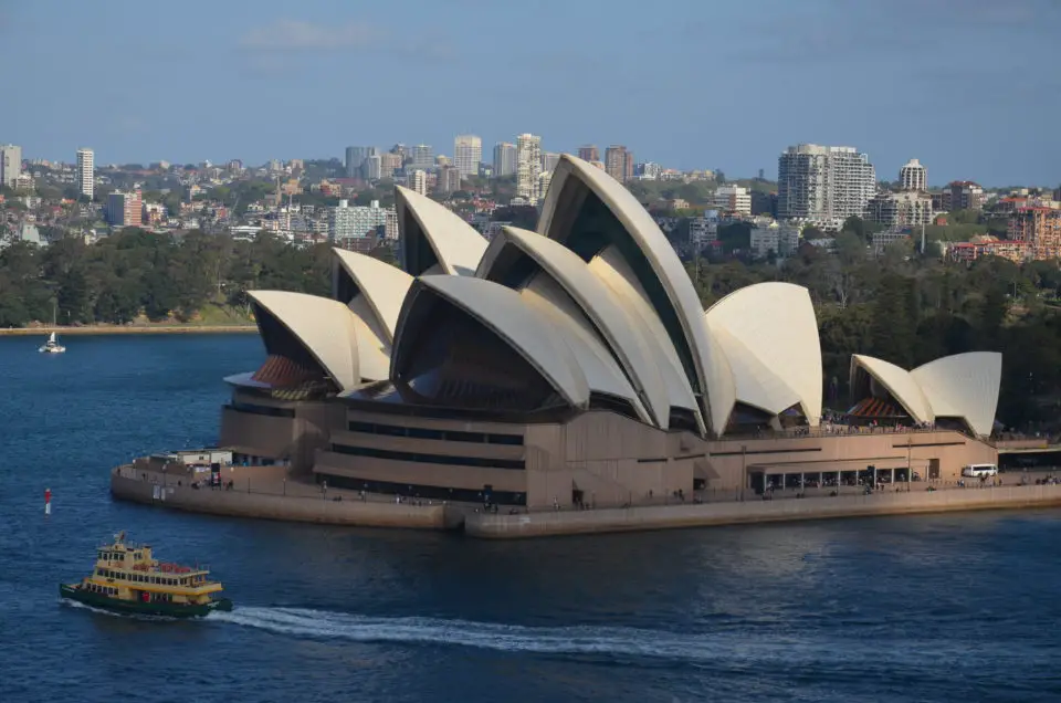 Unter den Sydney Sehenswürdigkeiten ist das Opernhaus - hier von der Harbour Bridge fotografiert - die bekannteste.