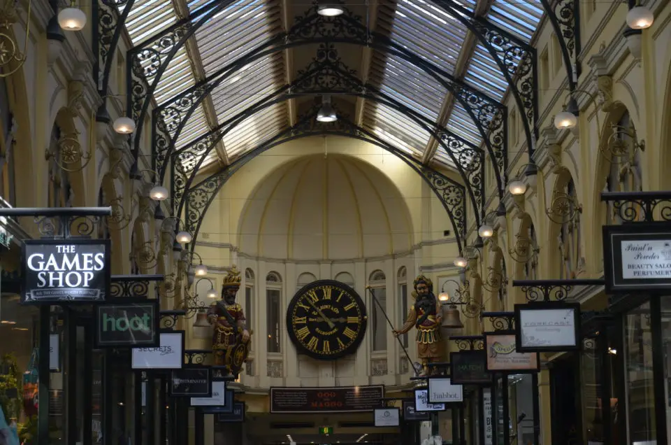 Eine der Melbourne Sehenswürdigkeiten in der Shoppingzone, die auch für nicht Shopaholics interessant ist, ist die Royal Arcade.
