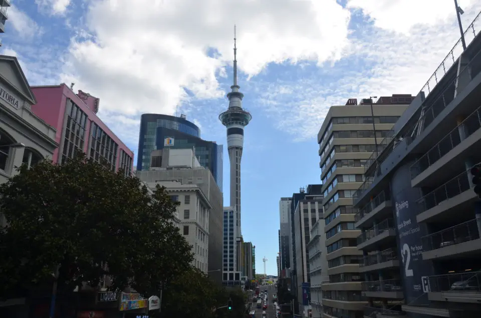 Zu den wichtigsten Auckland Reisetipps zählen Hinweise zum Transfer ins Stadtzentrum mit dem Sky Tower.