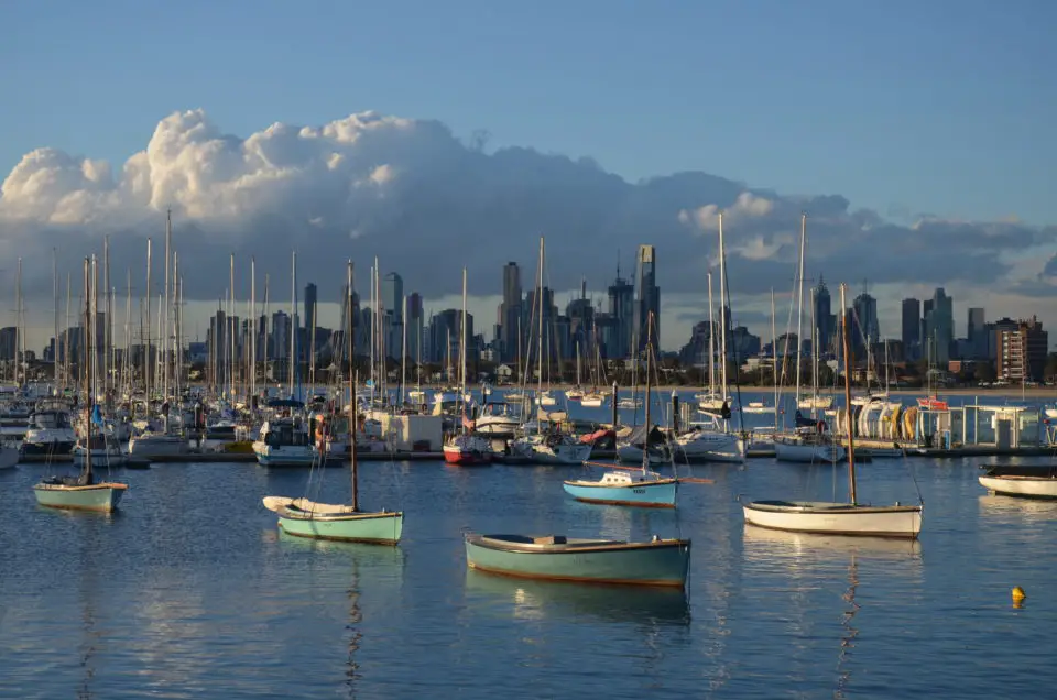 Zu den Melbourne Sehenswürdigkeiten und Insider Tipps bzw. Geheimtipps zählt sicher auch der Ausblick vom St Kilda Pier auf die Skyline.