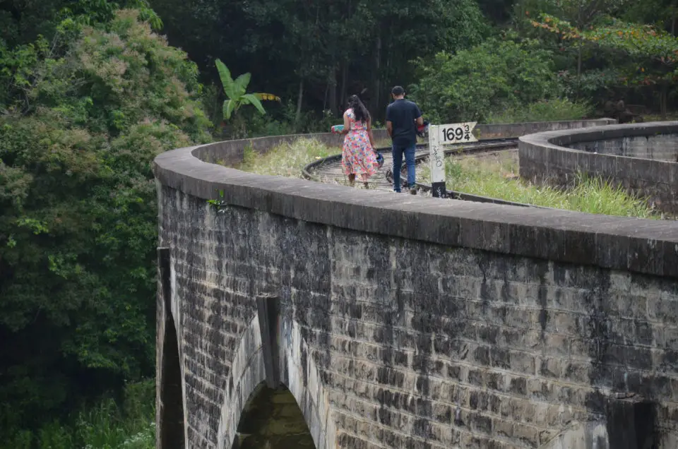 Diese Sri Lanka Route für 3 Wochen führt dich auch zur Nine Arches Bridge bei Ella.