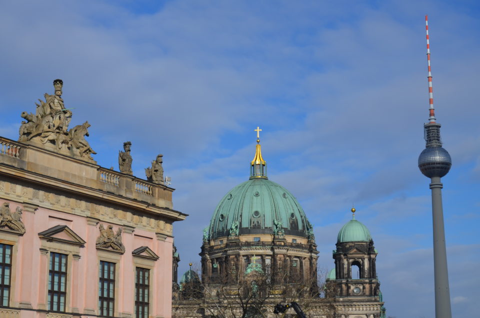 Gleich 3 Berlin Sehenswürdigkeiten siehst du auf diesem Foto: Fernsehturm, Dom und Humboldt-Uni.
