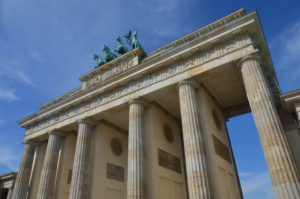 Ich beschreibe eine Berlin Sehenswürdigkeiten Route und gebe Berlin Tipps, mit denen du die Highlights rund um das Brandenburger Tor an einem Tag kennenlernen kannst.