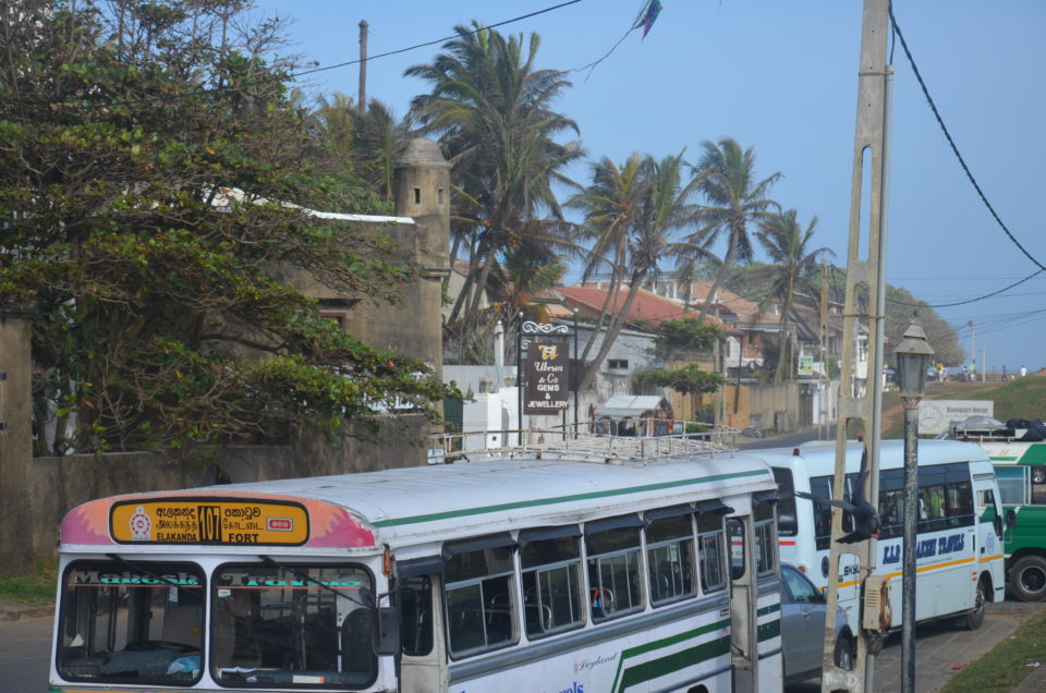 In meinen Sri Lanka Tipps gebe ich dir auch wichtige Infos zu längeren Fahrten mit Bussen.