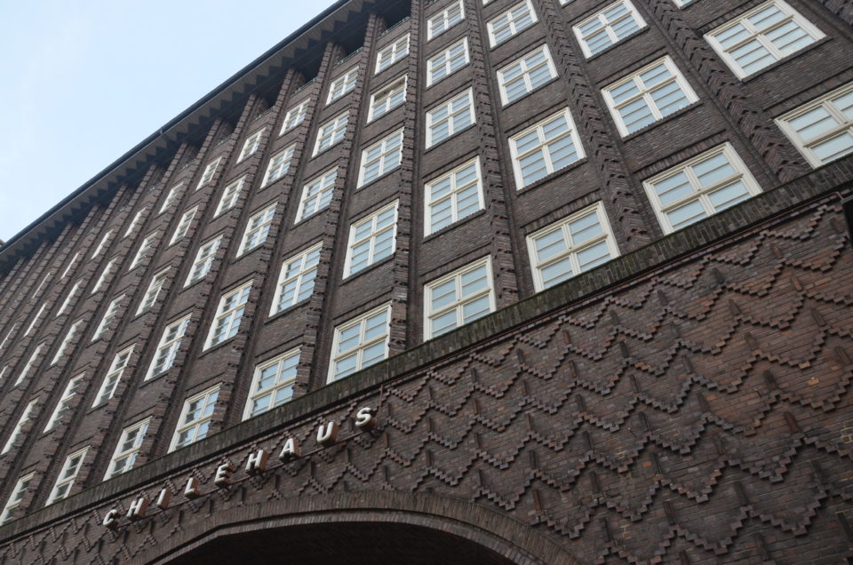 In deinen Hamburg Sehenswürdigkeiten Rundgang solltest du auch das Kontorhausviertel mit dem Chilehaus integrieren.