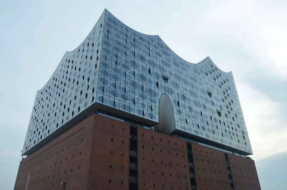 Eine der wichtigsten Hamburg Sehenswürdigkeiten ist die Elbphilharmonie in der HafenCity.