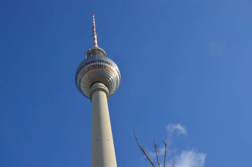 Zu Berlin Reisetipps gehören auch Hinweise zum Onlinetickets mit Schnelleinlass, um z. B. beim Fernsehturm nicht allzu lange anstehen zu müssen.