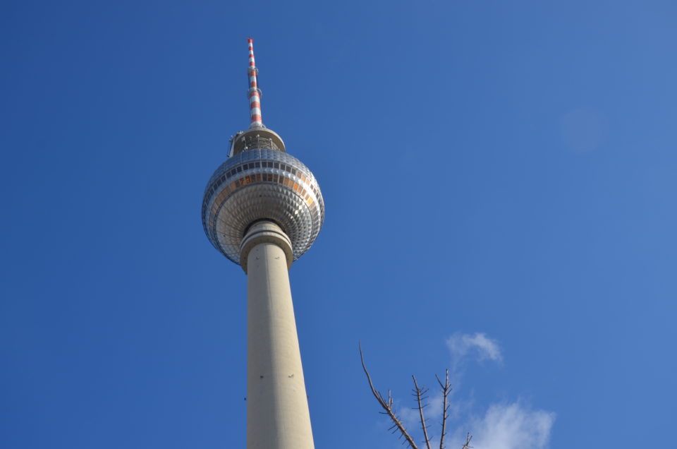 Eine Berlin Sehenswürdigkeiten Route muss dich natürlich auch am berühmten Fernsehturm vorbeiführen.