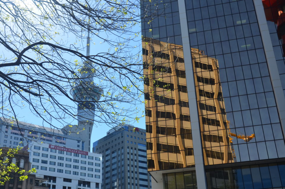 Zu den Auckland Sehenswürdigkeiten zählen sowohl der Sky Tower als auch die Queen Street.