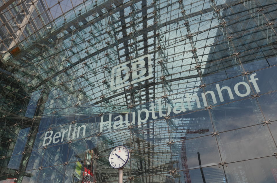 In meinen Berlin Reisetipps gebe ich dir u. a. Infos zur Anreise, die für viele über den Hauptbahnhof passieren dürfte.