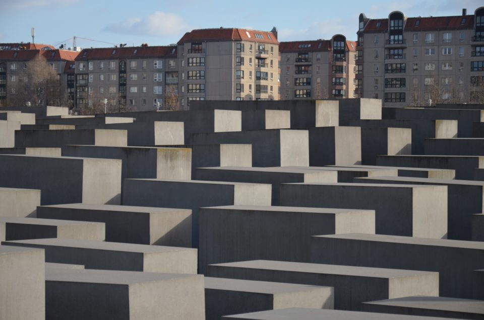 In deine Berlin Sehenswürdigkeiten Route solltest du auch das Holocaust-Mahnmal integrieren.