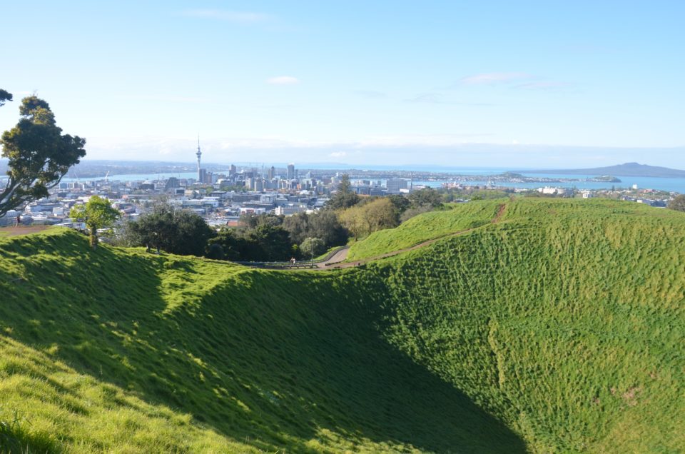 Auckland Tipps: Zu den Auckland Sehenswürdigkeiten zählt natürlich auch der Mount Eden mit dem tollen Ausblick.