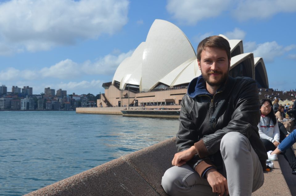 Ich in Familienfoto-würdiger Pose vor dem Opernhaus in Sydney