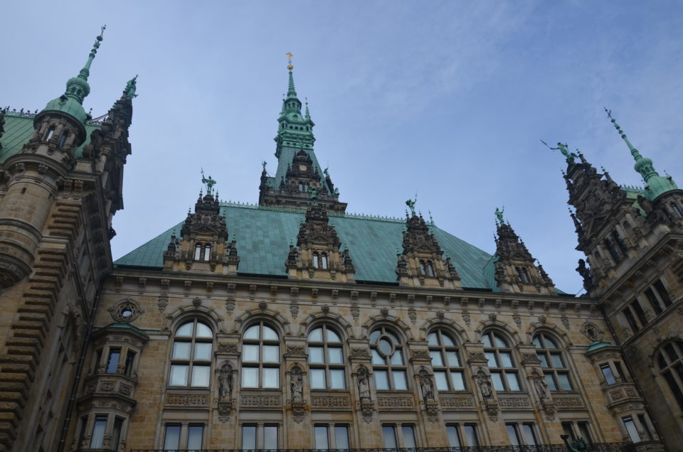 Zu meinen Hamburg Tipps gehört auch der Hinweis, dass du einen Blick in den Innenhof des Rathauses nicht verpassen solltest.